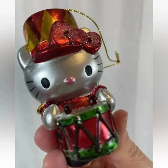 2013 HELLO KITTY WITH DRUM 3-1/4" ORNAMENT~RESIN. Ute Red Green British Army - Picture 1 of 11